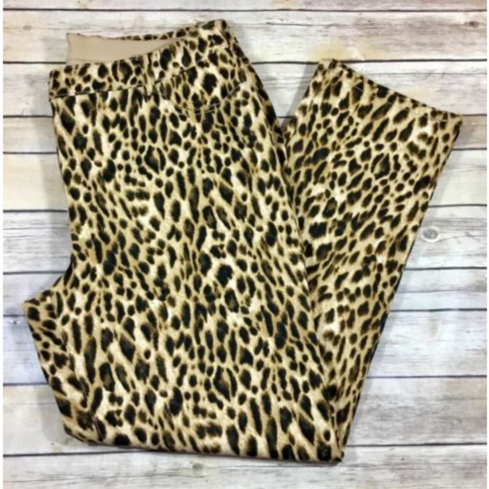 Chicos size 2.5 or 14 So Slimming Womens Straight Leg lightweight leopard jean